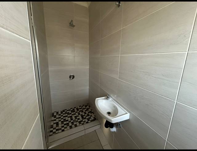 1 BEDROOM FLAT TO LET IN BEDWORTH PARK